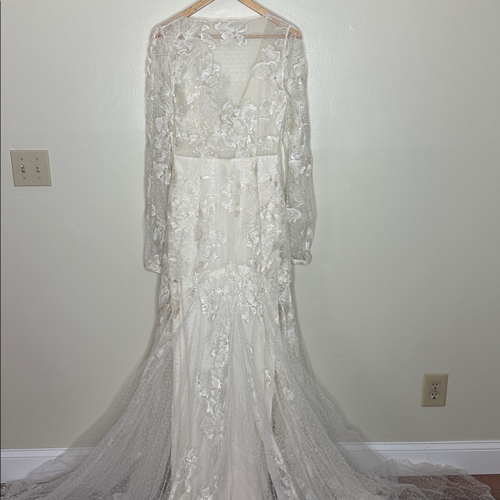 Alexandra Grecco Felix
White Lace Wedding Dress - Picture 7 of 9